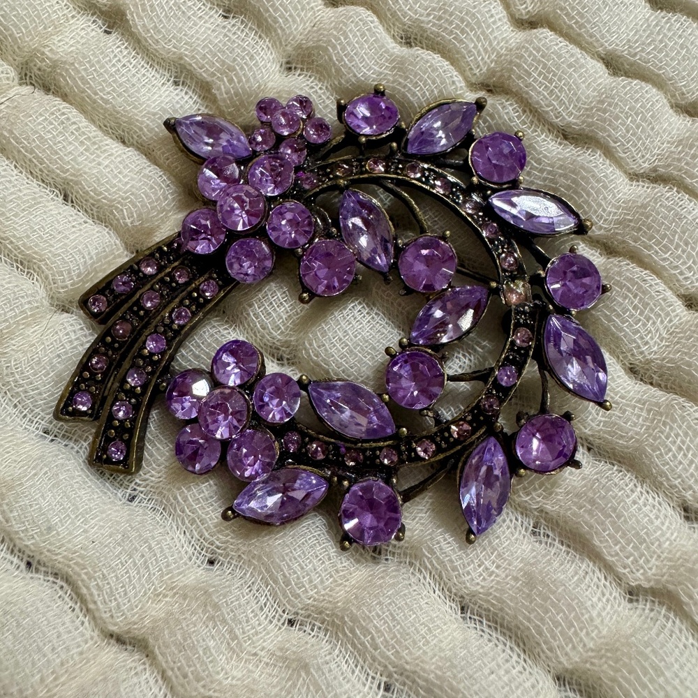 Vintage purple rhinestones brooch floral
